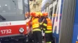 Osobné auto sa zakliesnilo medzi dve električky.