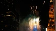 Ohňostroj exploduje nad Víťazným oblúkom počas novoročných osláv na Champs-Élysées.