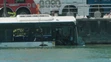 Autobus po nehode skončil v rieke.