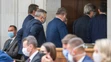 Poslanci za SMER-SD odchádzajú z rokovacej sály počas predstavovani programového vyhlásenia premiérom.
