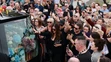 Fanúšikovia Sinead O'Connor počas rozlúčky so zosnulou speváčkou.