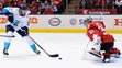 Andrej Sekera (Tím Európy) a Carey Price (Kanada).
