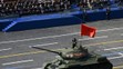 Osamotený tank T-34 zo sovietskej éry počas vojenskej prehliadky v Moskve.