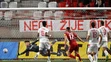 Uprostred Róbert Polievka (Banská Bystrica) prekonáva brankára Michala Kukučku (AS Trenčín) v zápase 8. kola Fortuna ligy.