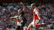 Alberto Moren (Liverpool) blokuje strelu hráča Arsenalu Aarona Ramseyho. 