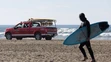Záchranný tím v San Franciscu evakuuje surferov z pláže Ocean Beach v prípade možného cunami vo štvrtok 5. decembra 2024