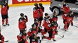 Sklamanie kanadských hráčov po nájazdoch.
