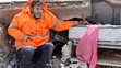Srdcervúca fotografia muža, ktorý drží za ruku svoje mŕtve dieťa.