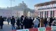 Evakuovaní študenti Trenčianskej univerzity Alexandra Dubčeka.