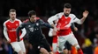 Javi Martínez (vľavo) z Bayernu v dueli o loptu v osemfinále LM proti Olivierovi Giroudovi z Arsenalu.