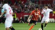 Éver Banega (napravo) zo Sevilly a Taison zo Šachtaru Doneck v súboji o loptu vo vzájomnom dueli EL.