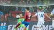 Vľavo slovenský brankár Martin Dúbravka, vpravo obranca Milan Škriniar, uprostred český útočník Patrik Schick strieľa gól.