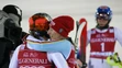 Alpská lyžiarka Lena Dürrová (vpravo) blahoželá Petre Vlhovej po víťazstve v slalome SP v Levi.