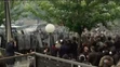 Na snímke z videa vojaci KFOR hliadkujú pred budovou mestského úradu po zrážkach s kosovskými Srbmi v meste Zvečan.