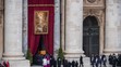 Na snímke truhlu s pozostatkami zosnulého emeritného pápeža Benedikta XVI. odnášajú do Baziliky sv. Petra po skončení pohrebnej omše.