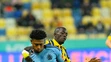 Futbalista DAC-u Samsindin Ouro (druhý vľavo) a hráč Slovana Rahim Ibrahim (v popredí) bojujú o loptu v 19. kole Niké ligy.