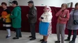 Starší obyvatelia Lendaku, ktorí prišli voliť hneď ráno po omši, čakajú v rade v predčasných parlamentných voľbách v obci Lendak.