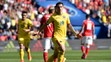 Bogdan Stancu z Rumunska oslavuje gól z penalty v zápase proti Švajčiarsku na ME vo Francúzsku.