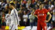 Hráč Realu Cristiano Ronaldo a kapitán Liverpoolu  Steven Gerrard počas zápasu.