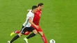 V popredí Mesut Özil (Nemecko) a poľský reprezentant Grzegorz Krychowiak.