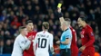  Marco Verratti (vľavo) z PSG dostáva žltú kartu v zápase LM proti FC Liverpool.