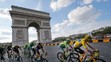 Chris Froome, Peter Sagan a spol. prechádzajú okolo Víťazného oblúka v poslednej etape Tour de France v Paríži.
