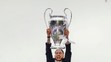 Kapitán Realu Madrid Sergio Ramos s trofejou pre víťaza Ligy majstrov na madridskom námestí Cibeles.