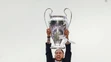 Kapitán Realu Madrid Sergio Ramos s trofejou pre víťaza Ligy majstrov na madridskom námestí Cibeles.