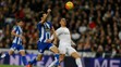 Ronaldo (Real Madrid) a Pedro Mosquera (Deportivo La Coruña) kontrolujú loptu v zápase La Ligy.
