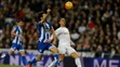 Ronaldo (Real Madrid) a Pedro Mosquera (Deportivo La Coruña) kontrolujú loptu v zápase La Ligy.