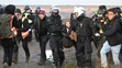 Policajti vyniesli z obce Lützerath klimatickú aktivistku Gretu Thunbergovú počas protestu proti rozšíreniu bane.