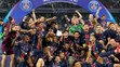 Hráči Paríža St. Germain pózujú s trofejou po triumfe vo finále Ligy majstrov.