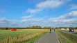 Hasiči zabezpečujú časť úlomkov jedného z dronov, ktoré v noci na stredu narušili vzdušný priestor Poľska, v poľskej dedine Czosnówka.