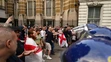 Protestujúci v kolízii s políciou počas protestu po pondelkovej vražde troch dievčat na tanečnom podujatí pre deti venovanom tvorbe americkej speváčky Taylor Swiftovej.