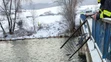 Traktor sa po zrážke zrútil do rieky.