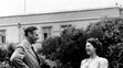 Na snímke z 20. augusta 1946 princezná Alžbeta a otcom, kráľom Jurajom VI. vo Windsore.