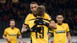 Útočník Young Boys Bern Guillaume Hoarau (vzadu) oslavuje gól so spoluhráčom Thorstenom Schickom v dueli EL proti APOEL Nikózii.