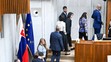 Opoziční poslanci odchádzajú rokovacej sály počas tajného hlasovania
