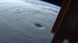 Oko tajfúna Nanmadol zachytené americkým astronautom Bobom Hinesom z Medzinárodnej vesmírnej stanice. 