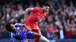 Súboj Williana (Chelsea) s Emre Canom (Liverpool).