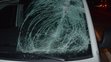 Ľad z auta prerazil čelné sklo.