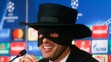 Paulo Fonseca oblečený ako Zorro.