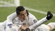 Hráč Realu Madrid Cristiano Ronaldo oslavuje gól so spoluhráčom Garethom Baleom 