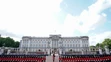 Príslušníci vojenského pluku Coldstream Guards stoja pred Buckinghamským palácom pred slávnostnou procesiou s prevozom rakvy zosnulej britskej kráľovnej Alžbety ll.