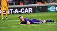 Útočník Anderlechtu Lukasz Teodorczyk leží na trávniku v odvete osemfinále EL proti APOELu.