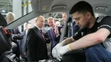 Vladimir Putin počas prehliadky limuzíny v priemyselnom parku na predmestí Moskvy.