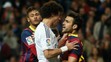 Na archívnej snímke uprostred hráč Pepe (Real Madrid) a Cesc Fabregas (FC Barcelona) počas El Clasico 23. marca 2014.