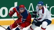 Peter Smrek (vpravo) v súboji o puk s Rusom Ivanom Tkačenkom na MS 2002 v Göteborgu.