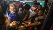 Na snímke muži plačú nad mŕtvym telom muža, ktorý bol zabitý na protivládnych protestoch v Bangladéši.