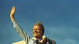 Americký prezident Jimmy Carter mával na schodoch Air Force One pred odletom do Los Angeles, aby vystúpil na zjazde United Auto Workers 17. mája 1977.